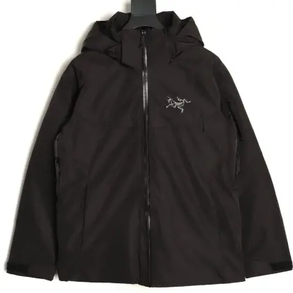 🔝ARC`TERYX 始祖鸟 Macai Jacket 冬季连帽经典大买菜羽绒服 防风 防水 保暖 滑雪服 羽绒服 无缝压胶,立体刺绣logo,最新GORE-TEX科技面料,防风,防水,透气!巧妙搭配保暖材料,长时间穿着舒适(Down CompositeMaing)把Coreloft合成纤维材料分布在帽兜、下摆和腋下等容易湿的地方,湿时仍能保暖;750立方英寸欧洲鹅绒则分布在主要部位和袖子,为身体提供所需的热量.免除劣质的困扰,保暖DropHood可以戴在标准的单双板滑雪上,并能随头部一起转动. 可拆卸风裙、网眼PowderGuard腋下通风口、网状WaterTight主拉链,这些性能既能防止风雪进入又能在深雪运动时快速散热. 整衣三层压胶工艺,全部贴带接缝,防风雨更佳,立体整形,更合身舒适. 压胶帽沿、可调抽绳、保暖兼容Drop Hood. WaterTight外侧拉链、主拉链、微织带拉链片、腋下配拉链,便于通风散热. 可调Velcro吀术贴调节带、可调下摆抽绳、隐形WaterTight拉链袖袋、内侧网眼袋、压胶拉链内侧胸袋、带盖按扣胸袋、两个WaterTight拉链口袋、网眼PowderGuard通风透气,设计可防止雪花进入体内. 作为鸟家顶级滑雪服系列的代表作产品,这款滑雪服可谓是鸟的经典作品! R1